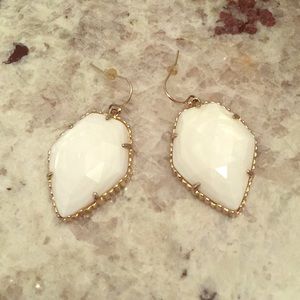 Kendra Scott Corley earrings in white pearl